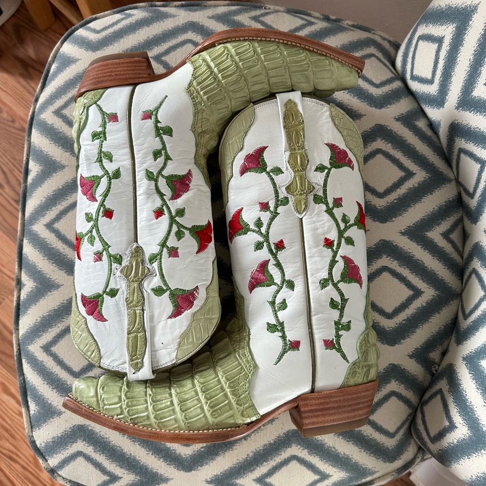 LIKE NEW! Floral Embroidered Ankle Boots - country chic/boho - festival